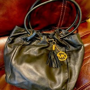 Michael Kors soft black leather shoulder bag. Used once! Perfect int & ext!